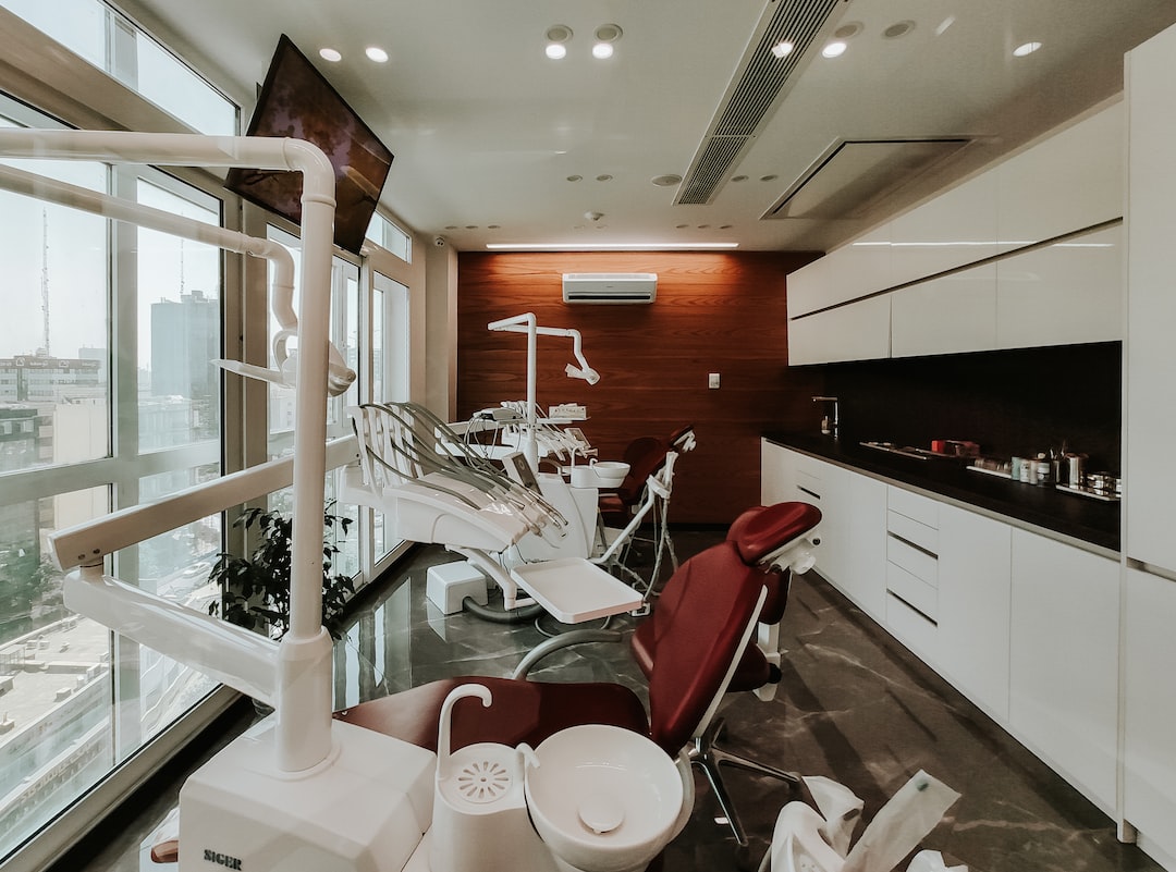 Jak wybrać odpowiednie urządzenia do gabinetu stomatologicznego – poradnik dla początkujących dentystów