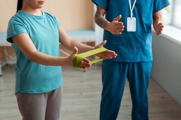 Holistyczne podejście do rehabilitacji: jak nowoczesne metody wspierają powrót do pełnej sprawności