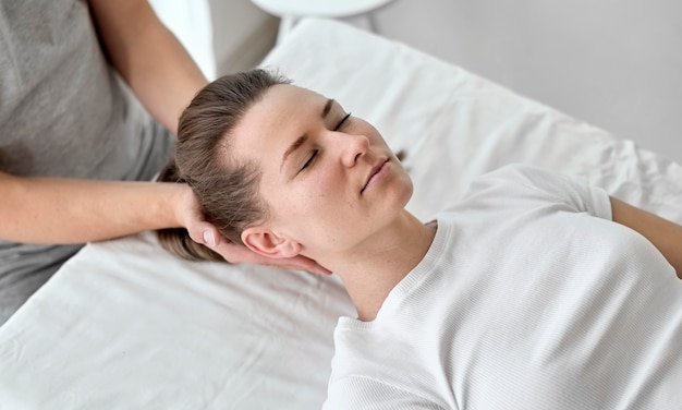 Jak terapia osteopatyczna może pomóc w walce z migrenami?