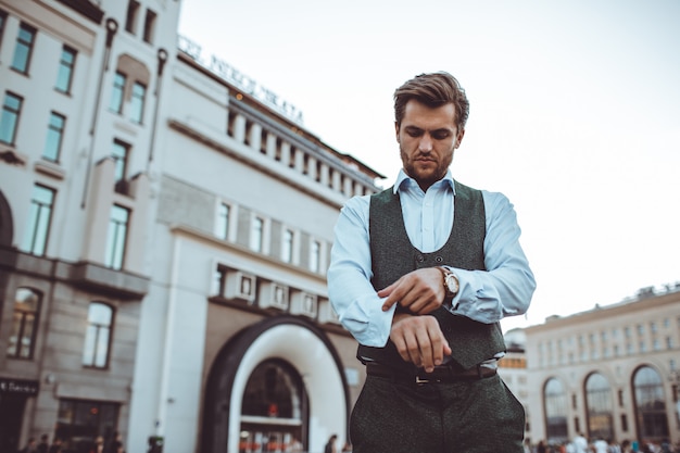 Jak dobrać idealny pasek do garnituru na różne okazje?